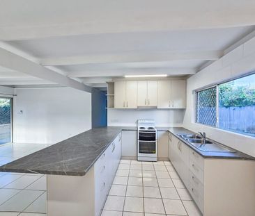 Refurbished secure property close to the beach – Yorkeys Knob - Photo 2