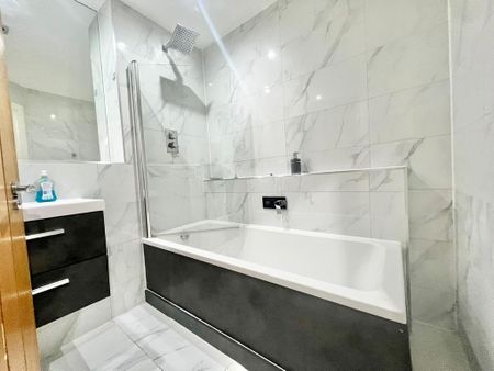 1 bedroom in a flat share to rent - Photo 5