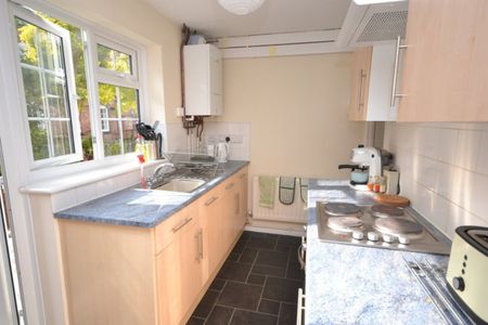 4 bed Mid Terraced House for Rent - Photo 4