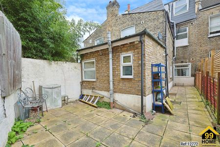 2 bed Flat in Plough Road , London, SW11 2AL - Photo 3