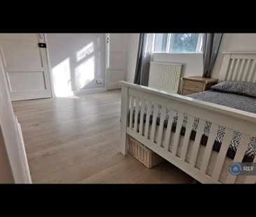 1 bedroom in a flat share to rent - Photo 2