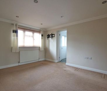 4 bedroom link detached house to rent - Photo 2