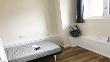 1 bedroom in a flat share to rent - Photo 4