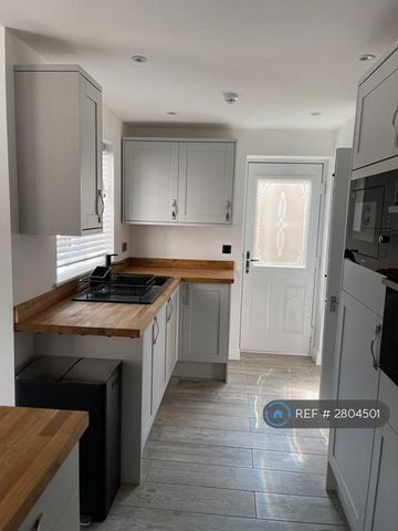 1 bedroom in a house share to rent - Photo 2