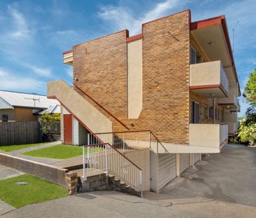 Tidy Two Bedroom Unit - Photo 3