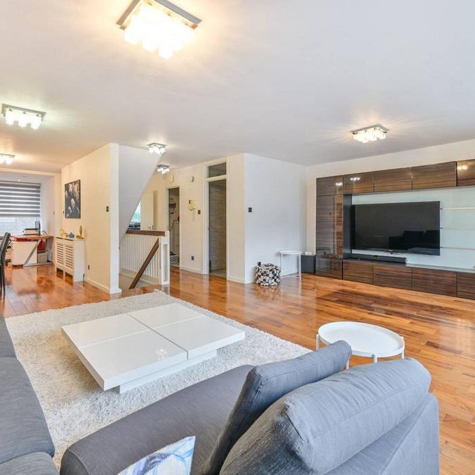 4 bedroom flat to rent - Photo 1