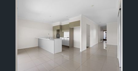 Modern Family Home, Freshly Painted & New Carpet - Photo 3