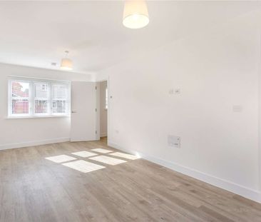 Contemporary family home in desirable village location - Photo 2