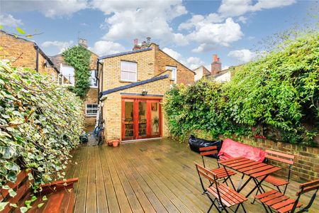 Beautiful four bedroom period house in a great location. - Photo 4