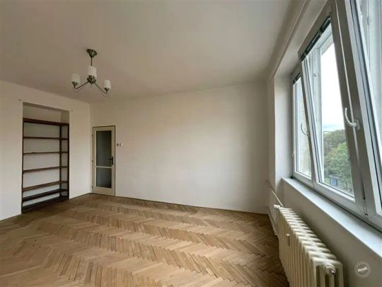 Retro styl bydlení 2+1 v činžovním domě s výtahem, 50 m - Fotografie 1