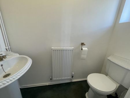 3 bedroom link detached house to rent - Photo 2