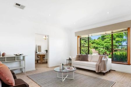 Charming 4-Bedrooms Family Home in Sought-After Beaumont - Photo 2