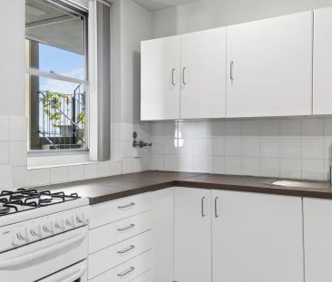 Light-Filled Studio Living with Views Over Highgate - Photo 3