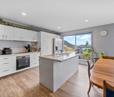 Spacious 3-Bed Home in Old Beach - Photo 6