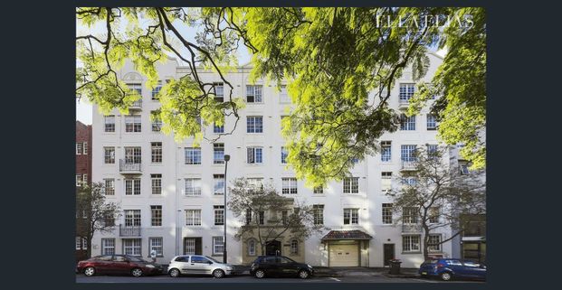 Spacious Art Deco Apartment | Prime Location - Photo 1