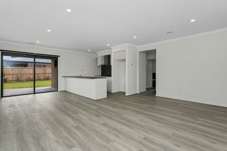 11 Bainbridge Road, Manor Lakes VIC, Belconnen - Photo 2