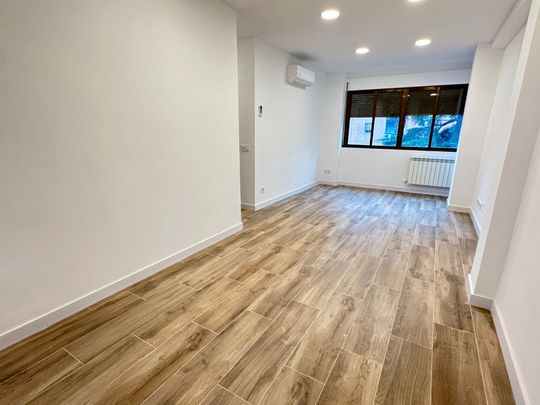 Piso de alquiler en Calle de Valderrodrigo, Valdezarza - Photo 1