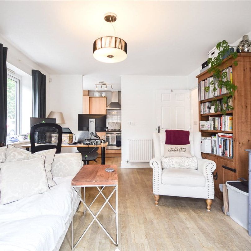 Well presented 1 bedroom ground floor apartment located just off Milton Road offering excellent access to the City and Science Parks. GCH. Phone entry system. Unfurnished. - Photo 1