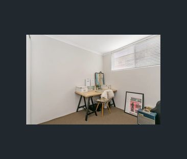 Easy & Modern Living in Leafy Corinda - Photo 2