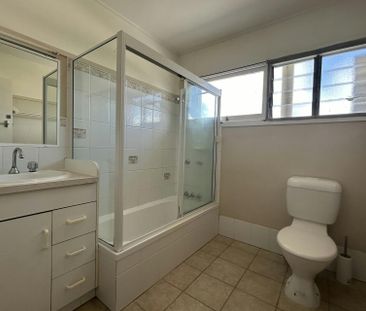 ENJOY THE NATURAL LIGHT, FUNCTIONAL LAYOUT AND HIGH SET HOME THAT I... - Photo 6