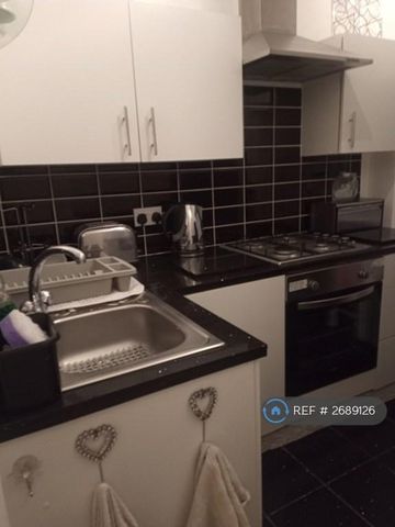 1 bedroom in a house share to rent - Photo 4