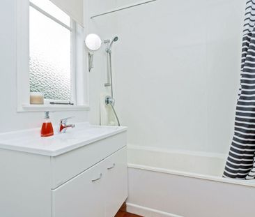 Cute as a button! 2 Bedroom Bungalow in Ellerslie - Photo 1