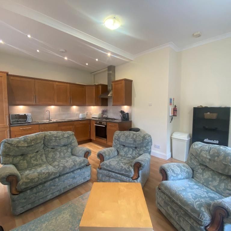 3 bedroom flat to rent - Photo 1