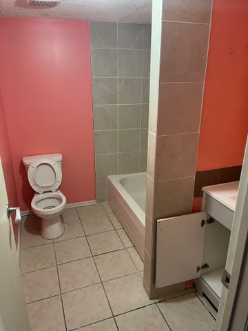 Well Maintained 8 bdrms Bungalow in Highland Park! - Photo 3