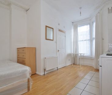 Studio Flat, Buckingham Road, NW10 - Photo 2