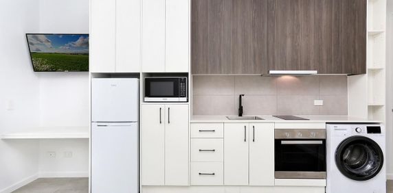 MODERN STUDIO APARTMENT - WATER, GAS AND INTERNET INCLUDED - Photo 2