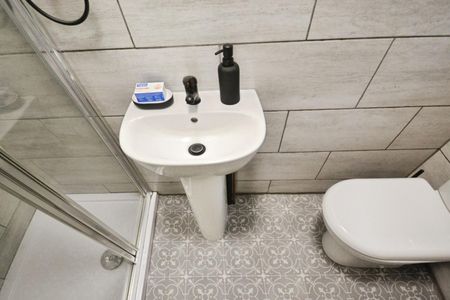 1 bedroom Flat To Let - Photo 3