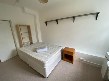 3 bedroom flat to rent - Photo 4