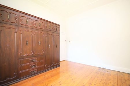 Three Bedroom Family Home - Photo 2