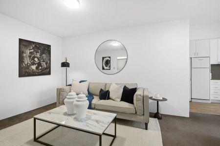 Light-Filled Parkside Apartment with Balcony - Photo 2