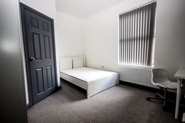 4 Bed Terraced House, Keswick Grove, M6 - Photo 1