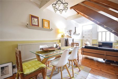 Well-presented 2/3 bedroom Victorian end terraced house to rent in the centre of Cambridge with immediate access to local amenities within local shopping centres. Rear enclosed garden. Permit parking available. GCH. Furnished. No Sharers. - Photo 4