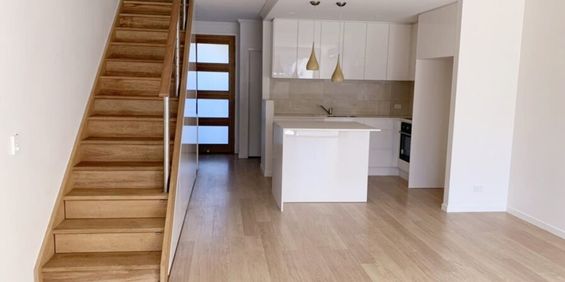 A GORGEOUS MODERN 3 BEDROOM TERRACE HOME RIGHT IN THE HEART OF ROBINA - Photo 3