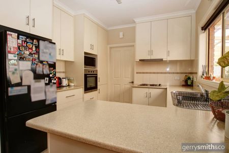 MODERN 3 BEDROOM TOWNHOUSE. - Photo 5