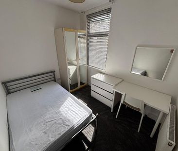 4 bedroom terraced house to rent - Photo 2
