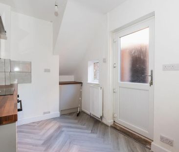 2 bedroom semi-detached house to rent - Photo 6