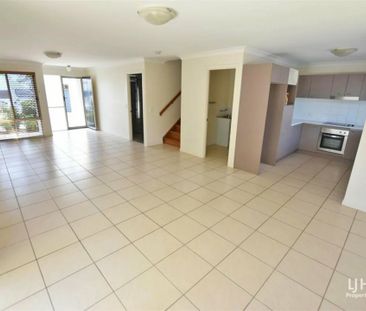 3 BEDROOM TOWNHOUSE IN A QUIET COMPLEX IN KALLANGUR - Photo 1