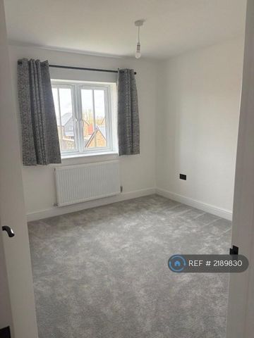 3 bedroom semi-detached house to rent - Photo 4