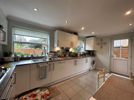 5 bedroom detached house to rent - Photo 4