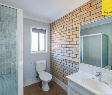 Spacious 2-Bedroom Townhouse in Prime Location - Photo 2