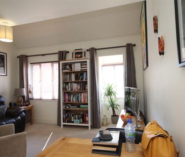 2 bedroom Maisonette to let - Photo 6