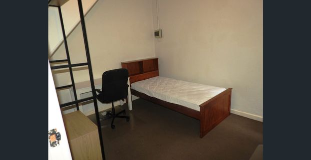 Great Location Rooms Available in small property close to UNSW and Train - Transport Lines - Photo 1