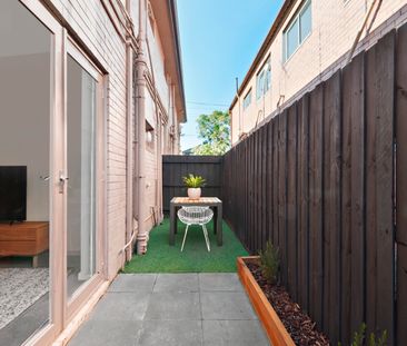 SPACIOUS TWO BED IN RIPPONLEA! - Photo 1