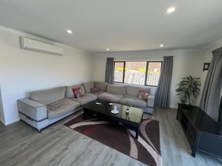 Three bedroom partially furnished home - Photo 2