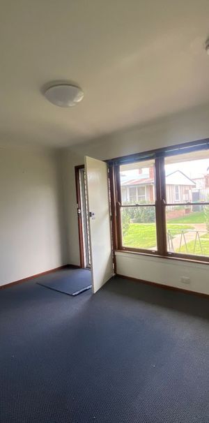 Bedsitter Available in Lansdowne Street - Photo 1