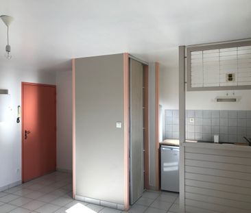 Location Appartement 2 pièces 40m² LA ROCHE SUR YON 85000 - Photo 2
